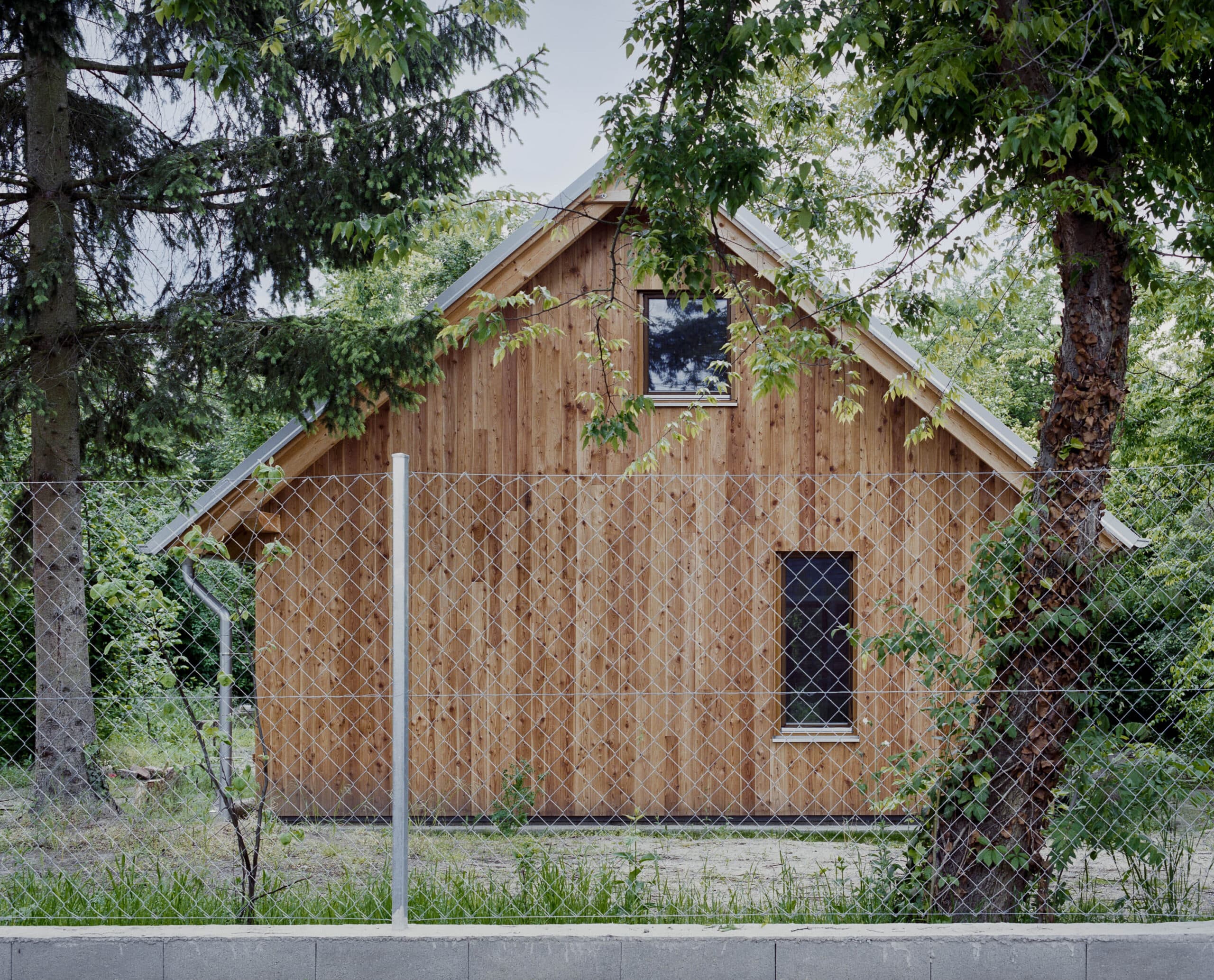 Equinox_Szigetmonostor_hétvégi ház_utcakép