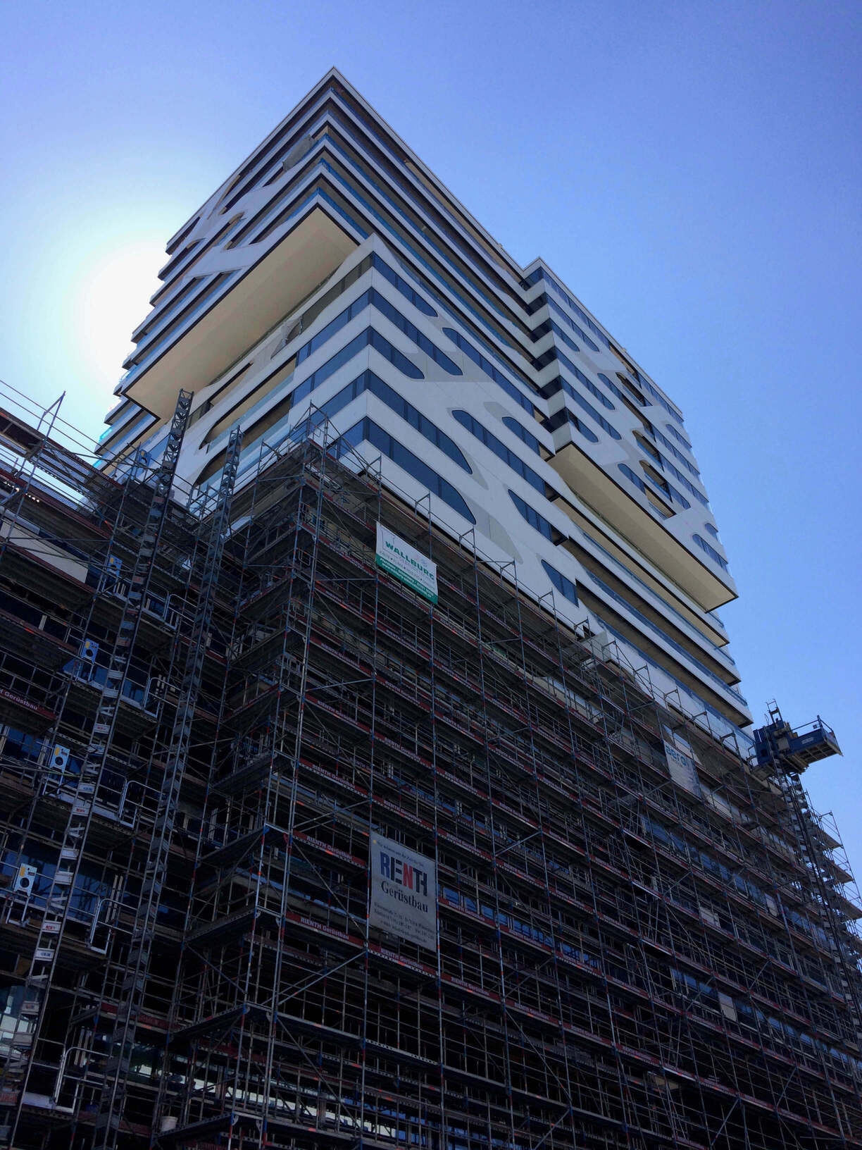 Equinox Founding Partner Noémi was leading the team generating construction and building permission materials as well as coordinating interior design for several apartments and clients for the 18-storey hotel and serviced apartments building in central Stuttgart.