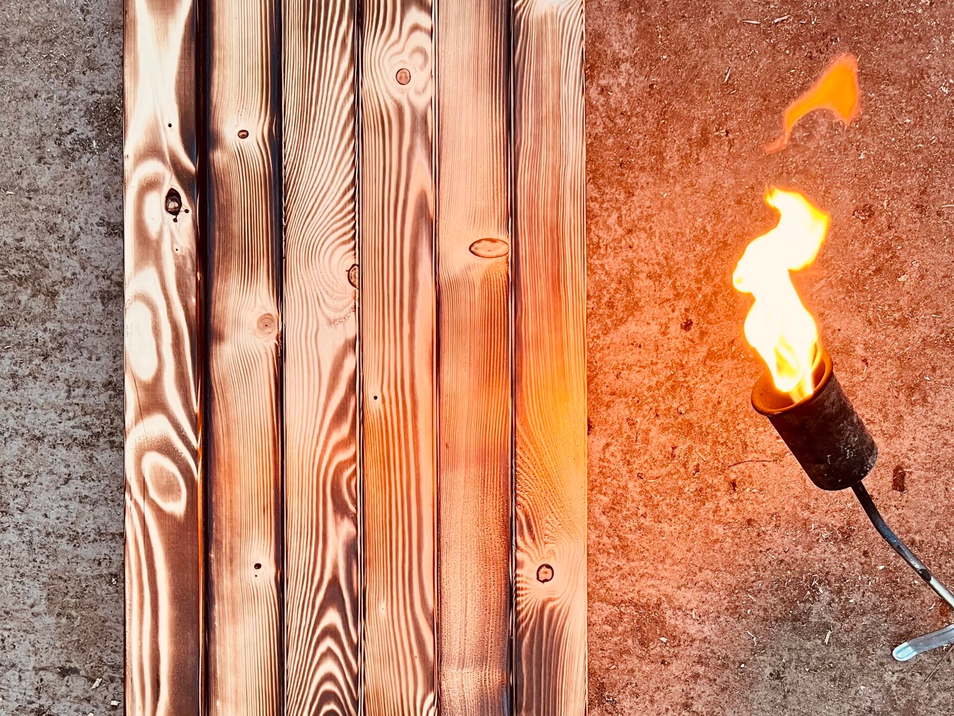 fa felületkezelése égetéssel