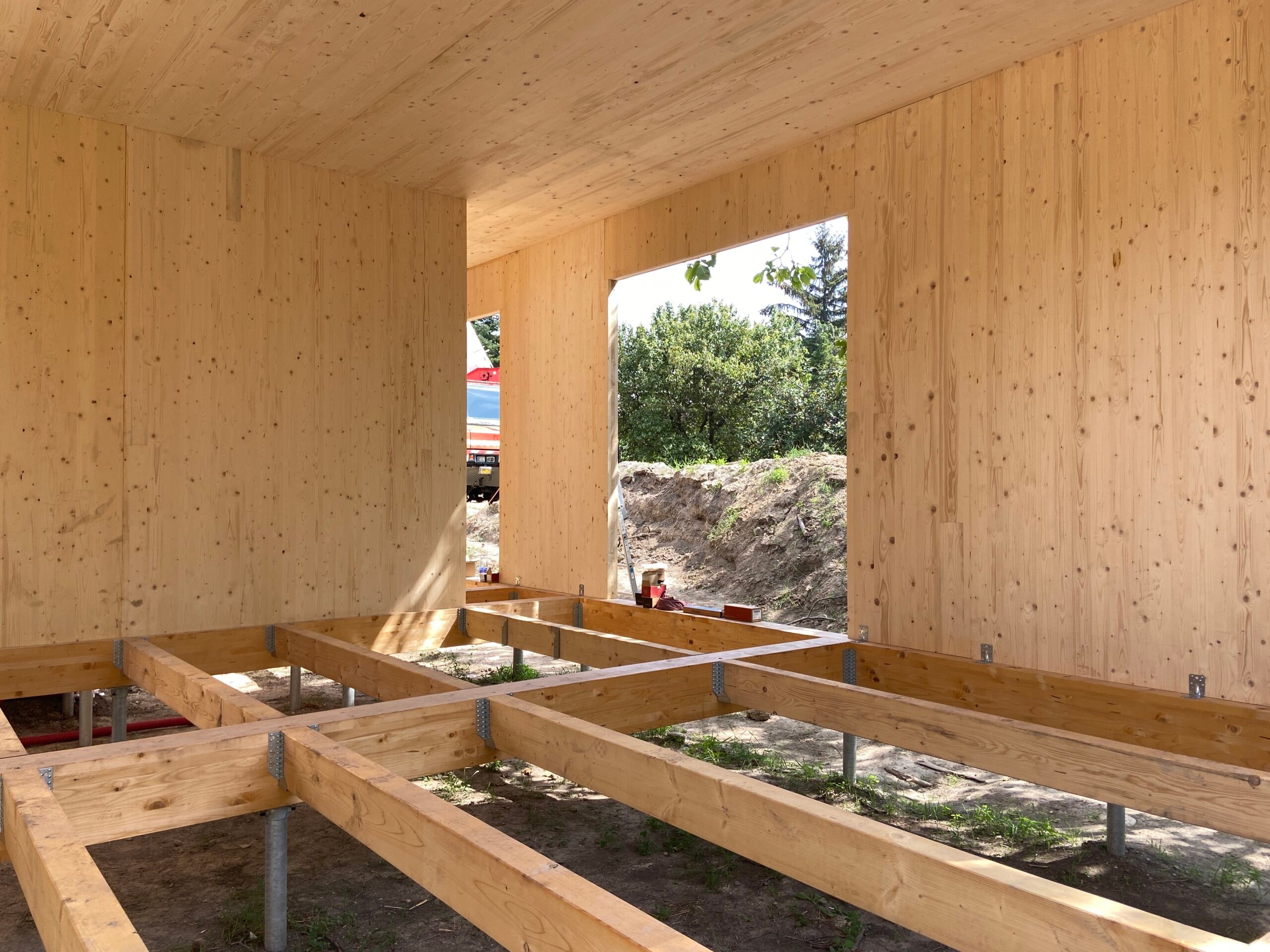 clt ház talajcsavarokon, építés közben